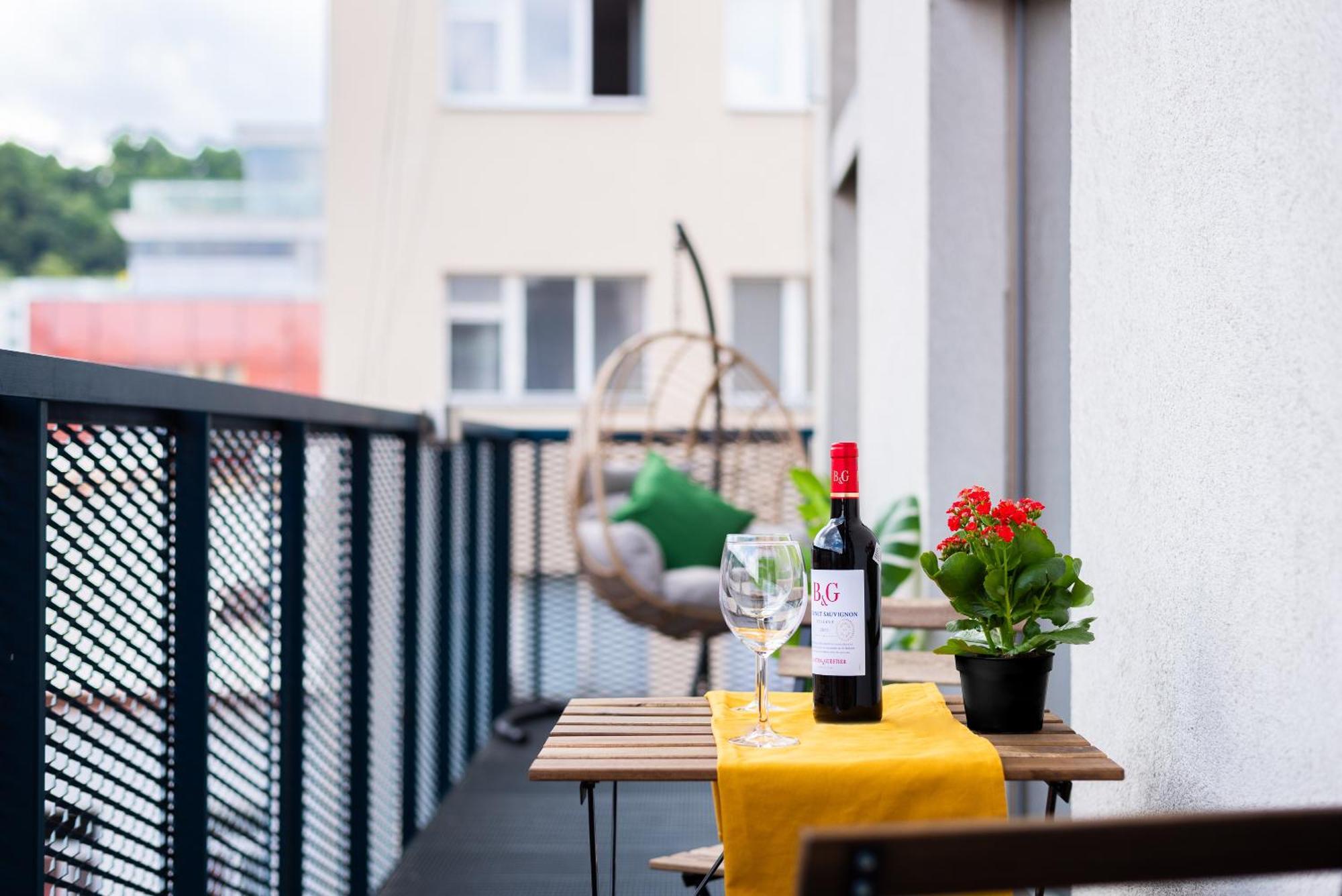 2-Level Apartments On Krizikova Near The Metro Praha Exteriér fotografie