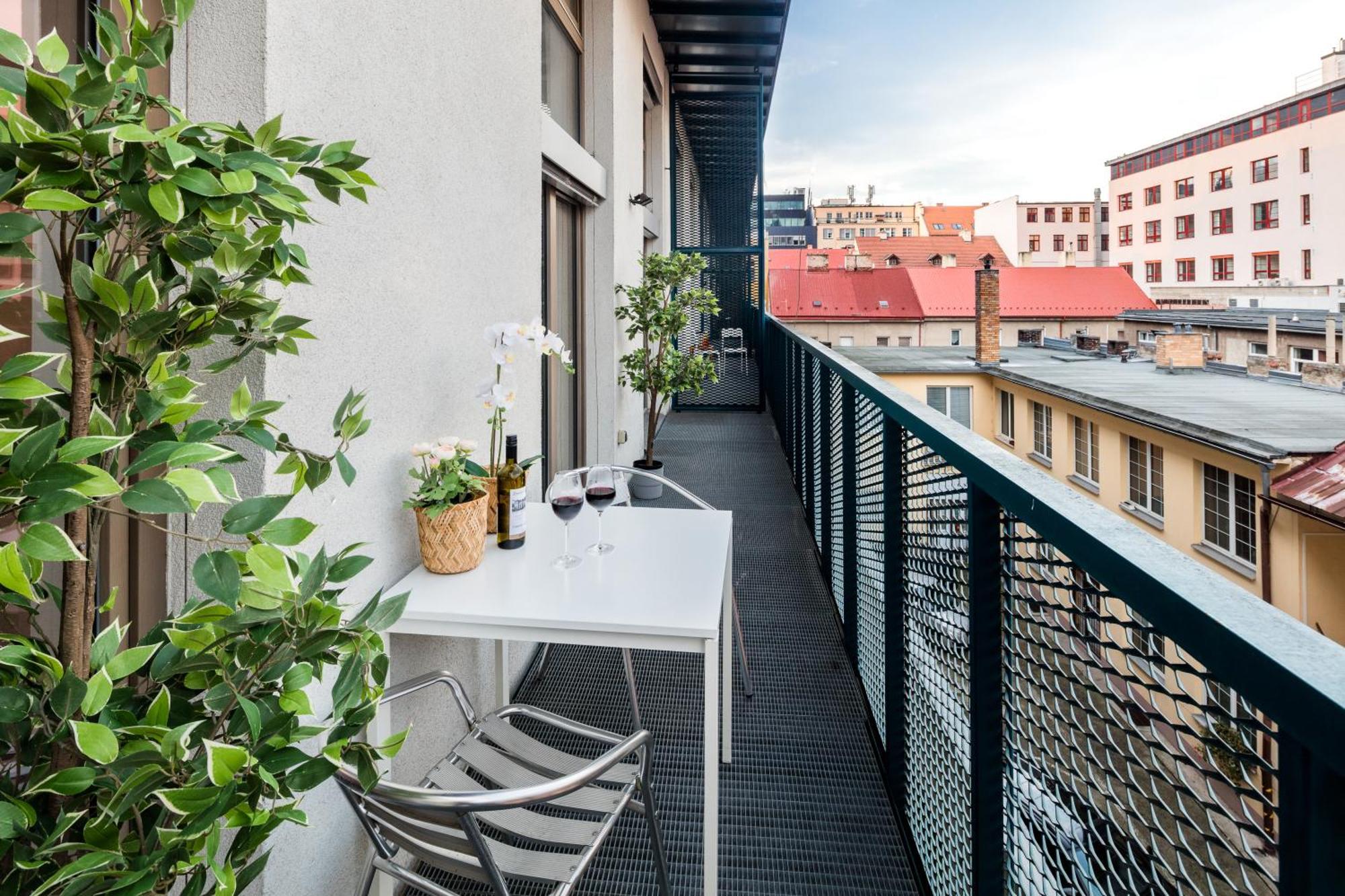 2-Level Apartments On Krizikova Near The Metro Praha Exteriér fotografie